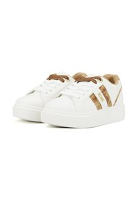 Sneakers bianchi con dettagli marroni e lati texturizzati, dotati di lacci rotondi e suola in gomma, progettati per l'uso quotidiano.