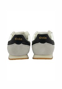 Sneaker con tomaia in pelle bianca, dettagli in pelle nera e tallone in suede grigio. Presenta il logo del marchio in oro sul retro. Design classico.