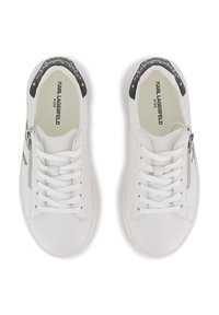 Λευκά δερμάτινα αθλητικά παπούτσια με μαύρες λεπτομέρειες, κορδόνια και πλαϊνό φερμουάρ, λείο υφή, στρογγυλεμένη μύτη και επώνυμη εσωτερική σόλα.