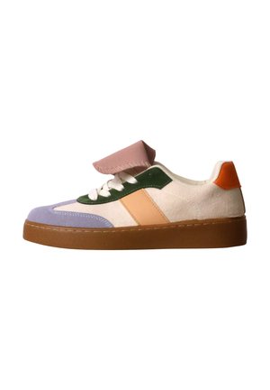 Baskets basses avec semelle marron, dessus beige, accents verts et orange, lacets blancs, bout violet et languette rose pliée.