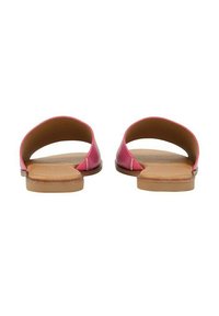 Roze leren sandaal met een minimalistisch ontwerp, open hiel, platte tan kleurige zool en subtiele stiksels langs de randen.