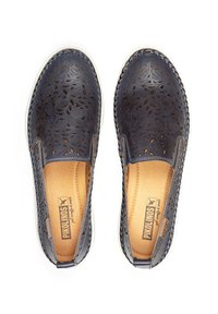 Zapatos azul perforados tipo slip-on con un patrón floral, material de cuero, interior marrón y suelas de goma blanca.