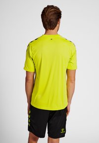 Hummel CORE XK  - T-shirts print - lime popsicle black