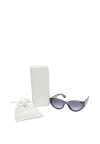 Ochelari de soare cu un gradient purpuriu, design unghiular de tip cat-eye, cu rame din acetat clare. Include un toc alb și un pouch din satin cu șnur.