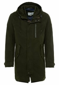 Parka larga de color verde oscuro con capucha, cremallera frontal, botones de presión, dos bolsillos con solapa y puños ajustables.