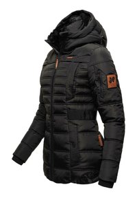 Sort pufferjakke med hætte, lynlås, tekstureret stof, ribbede manchetter og brune læderdetaljer på lommen og brystet.