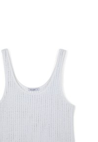 Canottiera bianca con un motivo a maglia allentata e testurizzata, scollatura a giro e spalline larghe. Etichetta del marchio "CALLIOPE" visibile.
