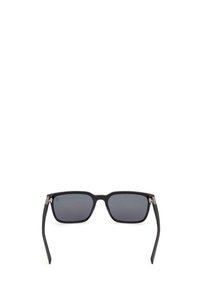 Occhiali da sole quadrati neri con lenti scure, caratterizzati da una finitura opaca, aste dritte e dettagli in argento sulle cerniere.