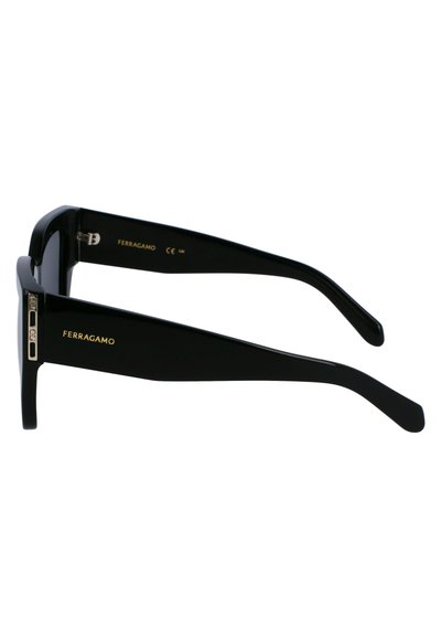 Čierne obdélníkové slnečné okuliare s lesklým plastovým rámom, kovovými akcentmi a vygravírovaným logom "Ferragamo" na obvodoch.