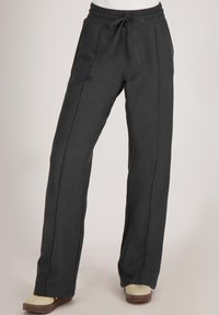 Grijze, rechte broek met een trekkoord in de tailleband en contrasterende zijnaadstiksels. Gemaakt van een zachte, gestructureerde stof.