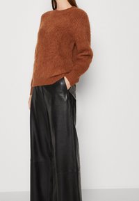 Mos Mosh Stickad tröja - brown