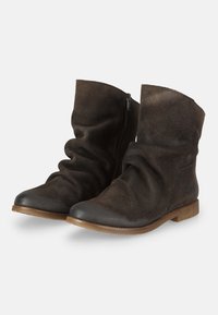 Botas de tobillo de ante negro con un diseño arrugado, que presentan un cierre de cremallera lateral, punteras redondeadas y un acabado mate texturizado en la suela similar al cuero.
