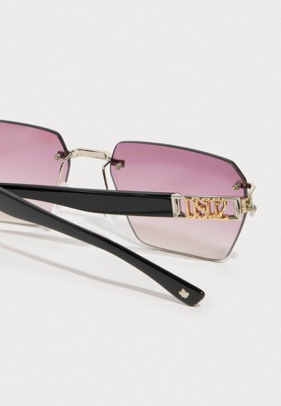 Gafas de sol con lentes en degradado púrpura angular, armazón de plástico negro, herrajes dorados con el detalle "DS02" y un acento de hoja de arce en la patilla.