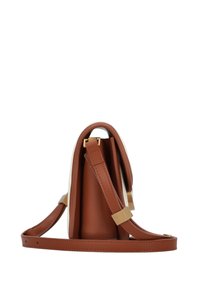 Brun läderhandväska med en strukturerad design, som har en avtagbar rem, slät textur och detaljer i guldton.