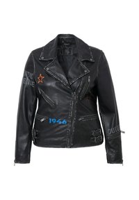 Schwarze Leder-Motorradjacke mit einem eingekerbten Kragen, mehreren Reißverschlusstaschen, orangefarbigem Stern, blauen "1946" und silbernen Hardware-Akzenten.