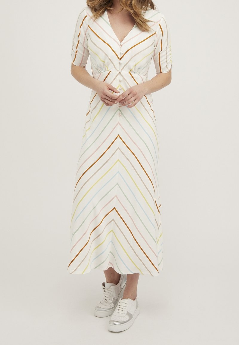Maxiklänning med korta ärmar, med en knäppt framdel och en krämfärgad bakgrund. Den har flerfärgade diagonala ränder och en figurnära midja.