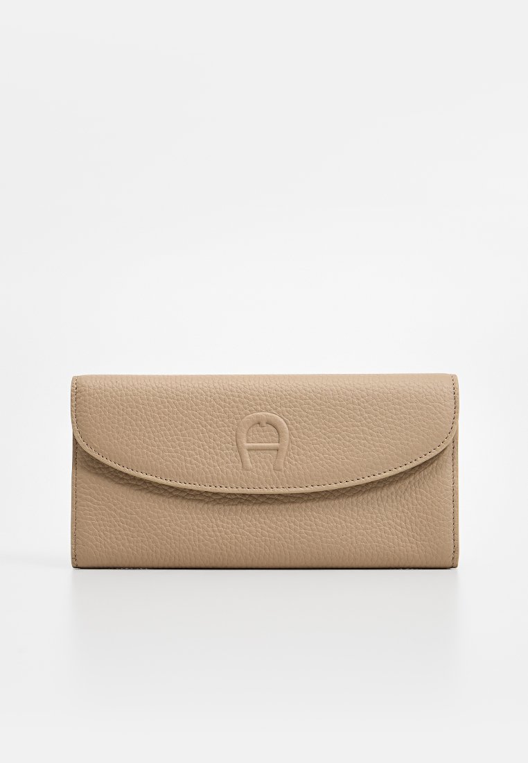 Beige Lederportemonnaie mit strukturiertem Finish, runder Klappverschluss, geprägtes Logo auf der Vorderseite und genähte Kanten für Langlebigkeit.