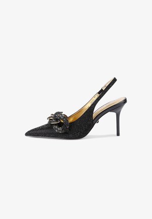 Scarpa con tacco alto nera, con design slingback, punta affusolata, tessuto testurizzato, dettagli metallici e una fibbia decorativa nella parte anteriore.