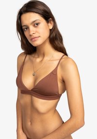 Haut de bikini triangle marron avec des bretelles fines, texture lisse et marque subtile. Tissu extensible avec une bande froncée sous la poitrine.