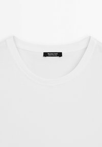 Hvid bomulds T-shirt med rund halsudskæring. Mærket "Massimo Dutti" er synligt, hvilket indikerer, at det er lavet i Portugal.