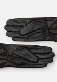 Svarta läderhandskar med en slät yta, med draperade detaljer vid handleden och en tight passform. Femfingerdesign för bättre fingerfärdighet.