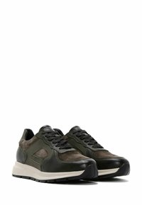 Zapatillas en cuero y ante verde oscuro, con punta redonda, cierre de cordones y suela de goma texturizada.