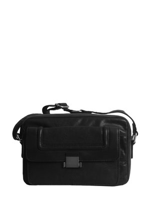 Borsa a spalla in pelle nera con forma rettangolare, pattella frontale, chiusura a scatto e tracolla regolabile. Texture liscia con minimum hardware.