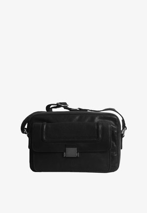 Schwarze Leder-Schultertasche mit rechteckiger Form, Klappe auf der Vorderseite, Druckknopfverschluss und verstellbarem Tragegurt. Glatte Textur mit minimaler Hardware.