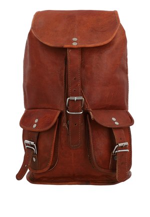 Rudos odos kuprinė su užlenkiamu viršumi, centraline sagties dirželiu ir dviem priekinėmis kišenėmis, pritvirtintomis sagties dirželiais.