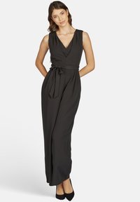 Zwart mouwloos jumpsuit met een V-hals, een getailleerde taille met een riem, soepel vallende wijde benen en een gladde stofstructuur.
