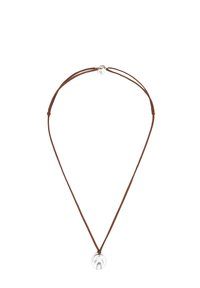 Collana in corda di pelle marrone con un piccolo pendente rotondo in argento e chiusura in argento con un'etichetta circolare.