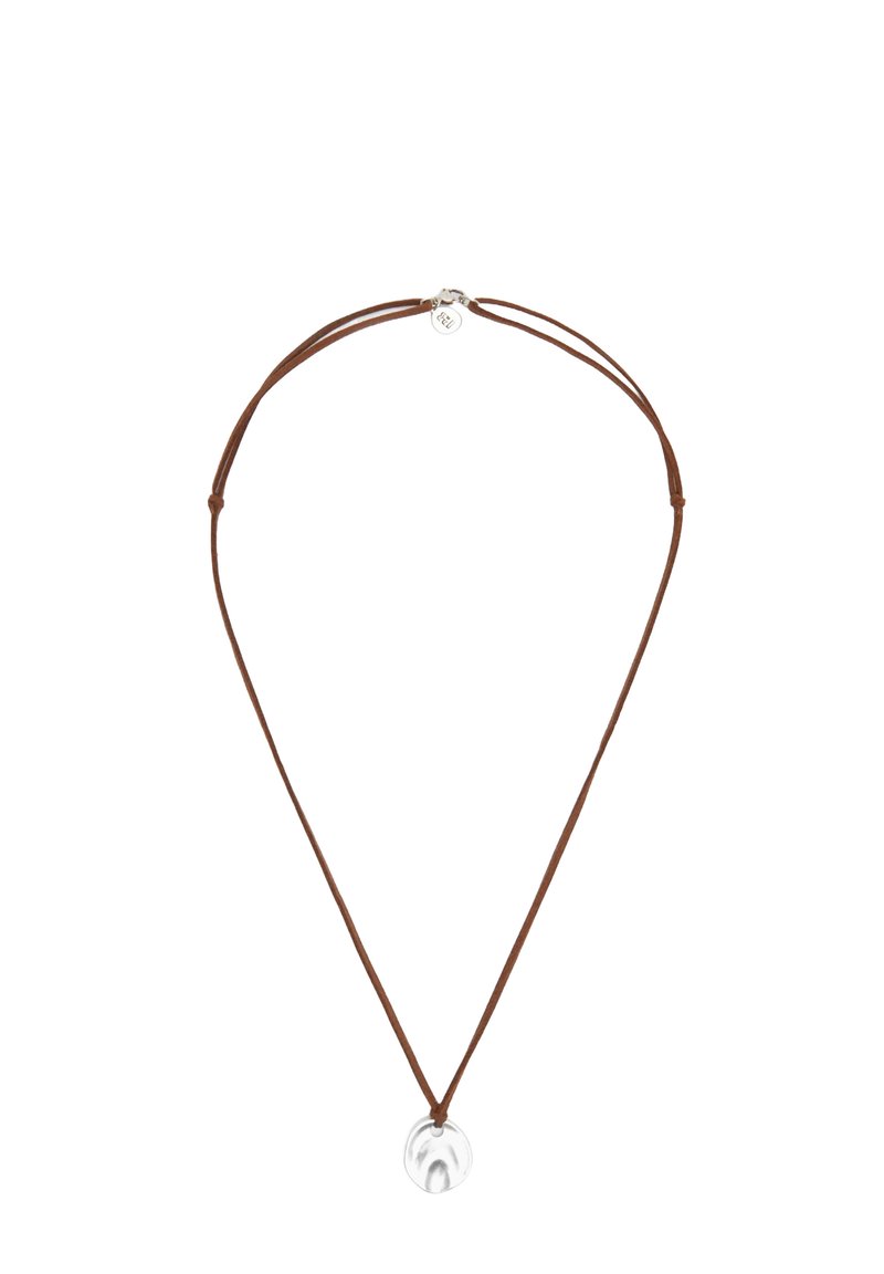 Collana in corda di pelle marrone con un piccolo pendente rotondo in argento e chiusura in argento con un'etichetta circolare.