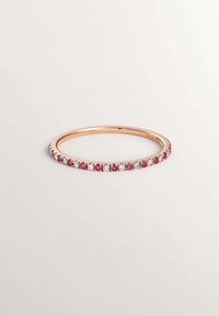 Anillo de oro rosa con una banda delgada. Con piedras alternadas rosas y transparentes a lo largo del borde superior, presenta un acabado liso y pulido.