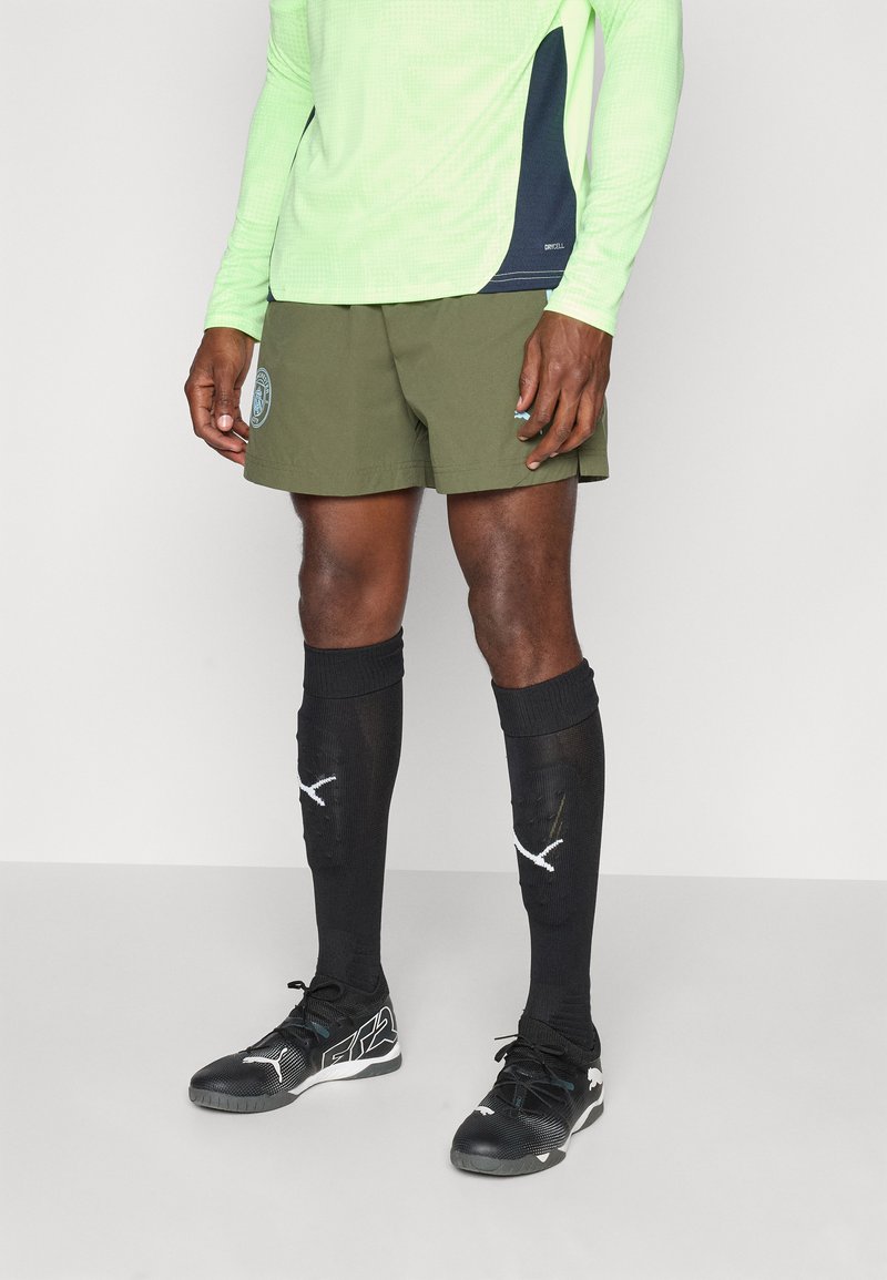 Puma MCFC PUMATECH RELAXED SHORTS - Klubové oblečení - green moss/malachite