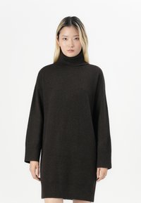 Ruske värviga kaelus-sweater'i kleit, mis on valmistatud pehmest kudumisest. Omab pikki varrukaid ja soonikuid varruka otsi, on mõeldud mugavaks istuvuseks.