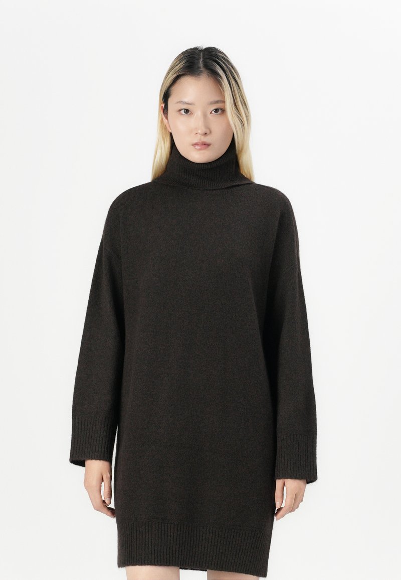 Ruske värviga kaelus-sweater'i kleit, mis on valmistatud pehmest kudumisest. Omab pikki varrukaid ja soonikuid varruka otsi, on mõeldud mugavaks istuvuseks.