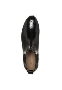 Bota Chelsea de cuero negro con perforaciones en forma de brogue en la punta y paneles laterales elásticos, vista desde arriba.
