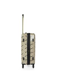 Maleta rígida en beige con un patrón negro y logo. Cuenta con un mango retráctil dorado y cuatro ruedas para mayor movilidad.