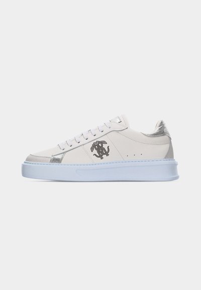 Λευκό sneaker χαμηλού προφίλ με ασημένιες λεπτομέρειες, κορδόνια στο μπροστινό μέρος και μαύρο μονόγραμμα λογότυπο στο πλάι, απεικονίζεται σε δεξιά πλευρική όψη σε λευκό φόντο.