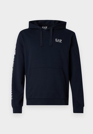 Tengerészkék kapucnis pulóver pamut keverék anyagból, elülső zsebbel, húzózsinóros kapucnival, és fehér logóval a mellkason és az ujján.