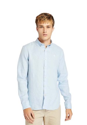Camicia a maniche lunghe blu chiaro in un misto lino, con colletto, bottoni frontali e un piccolo logo sul petto.