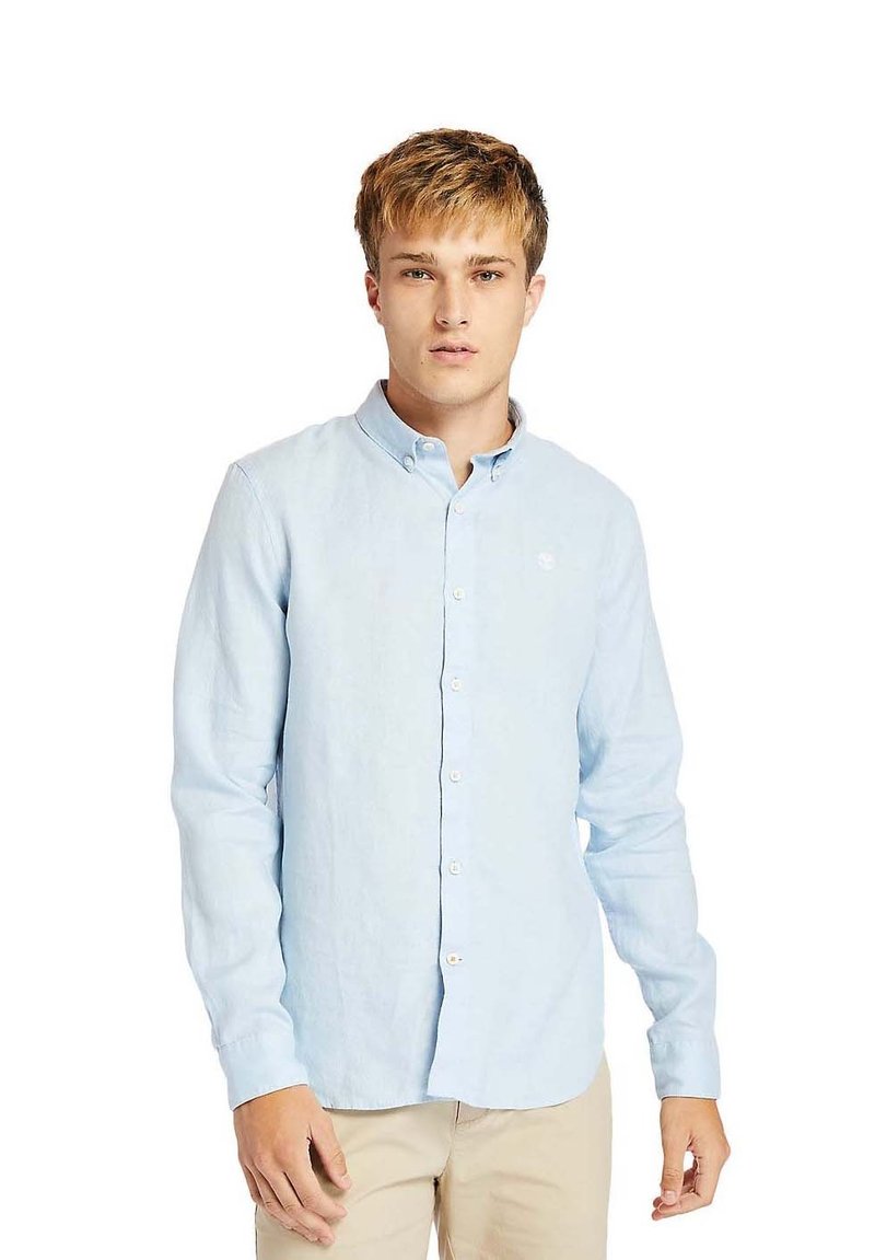 Camicia a maniche lunghe blu chiaro in un misto lino, con colletto, bottoni frontali e un piccolo logo sul petto.