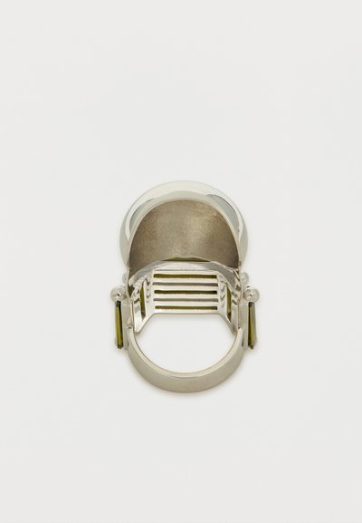 Ασημένιο δαχτυλίδι με πλατύ, κυρτό πάνω μέρος που διαθέτει παράλληλες σχισμές και κάθετες πράσινες ορθογώνιες πέτρες σε κάθε πλευρά.