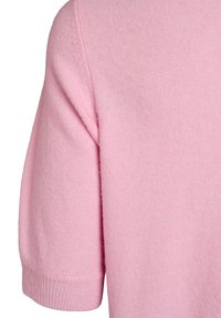 Svetloružový pletený pulóver s krátkymi rukávmi, s jemnou textúrou a rebrovanými manžetami. Na ramene je viditeľný švový detail.