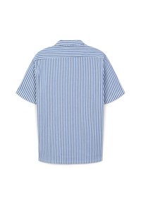 Camicia a maniche corte con bottoni, a righe blu e bianche. Realizzata in tessuto leggero con una vestibilità comoda e colletto classico.