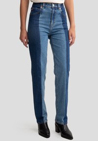 Denim jeans met een kleurblokontwerp met lichte en donkere blauwe panelen, hoge taille, rechte pijpen en subtiele stiksels.