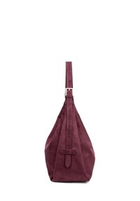 Borsa in suede bordeaux con una forma unica a goccia, dotata di una tracolla piatta e un dettaglio cucito sulla parte anteriore.