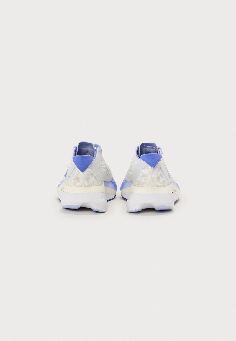 Vista posteriore di sneakers con tomaia in rete di colore grigio chiaro con accenti blu, suola bianca ammortizzata e collo imbottito per il comfort.