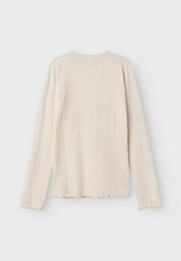 Svijetlosmeđa košulja dugih rukava s teksturiranim, rebrastim dizajnom, pohabanim rubom i okruglim izrezom. Mekani materijal s opuštenim krojem.