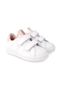 Zapatillas blancas con acentos en rosa, que cuentan con un material superior suave, dos correas de gancho y bucle, y una suela de goma texturizada.